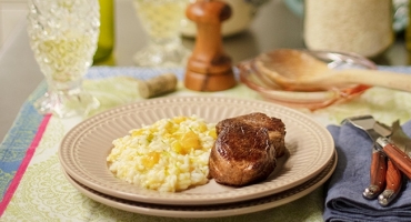 Risoto de queijo e damasco na pressão com medalhão grelhado