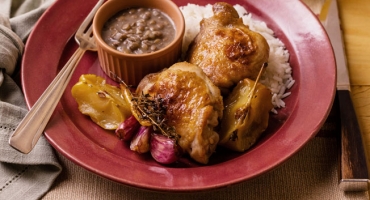 Sobrecoxa assada com arroz e lentilha