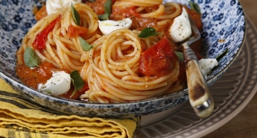 Espaguete com molho de tomate assado