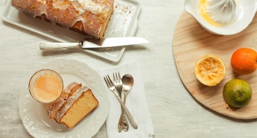 Bolo de laranja com glacê de água de flor de laranjeira