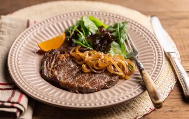 Bife acebolado