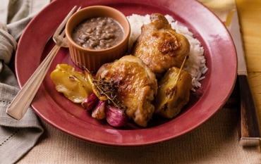 Sobrecoxa assada com arroz e lentilha