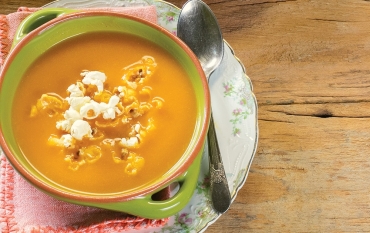 Sopa de cenouta com curry e leite de coco