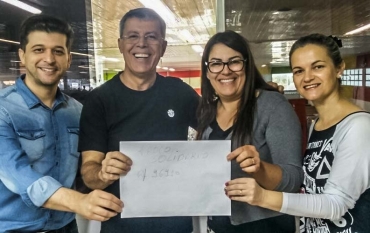 Comunidade Feminina recebe contribuição do troco solidário