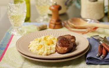 Risoto de queijo e damasco na pressão com medalhão grelhado