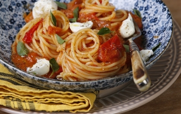Espaguete com molho de tomate assado
