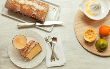 Bolo de laranja com glacê de água de flor de laranjeira