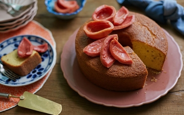 Bolo de fubá com compota de goiaba